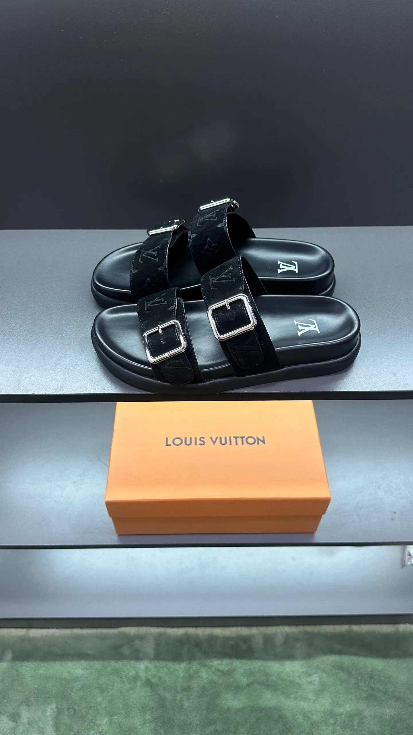 P340 🔍LV Men's Spring and Summer Slippers Counter Synchronization. The uppers are imported cowhide fabrics from Italy, with logo graphics and high-quality craftsmanship. Soles: original soles specially provided by the original factory. Exclusive movable molded soles are super comfortable. Original factory follow-up orders. 🔍🔍High quality. You can enter and leave the counter at will. Welcome to compare. Code number 38-45 No. 058